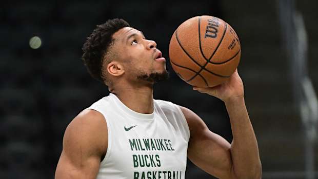 Milwaukee Bucks forward Giannis Antetokounmpo (34) warms up before game 